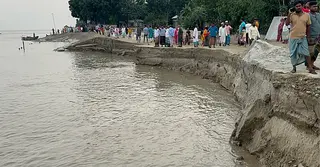 ধসে গেছে তীর রক্ষা বাঁধের ২০০ মিটার এলাকা